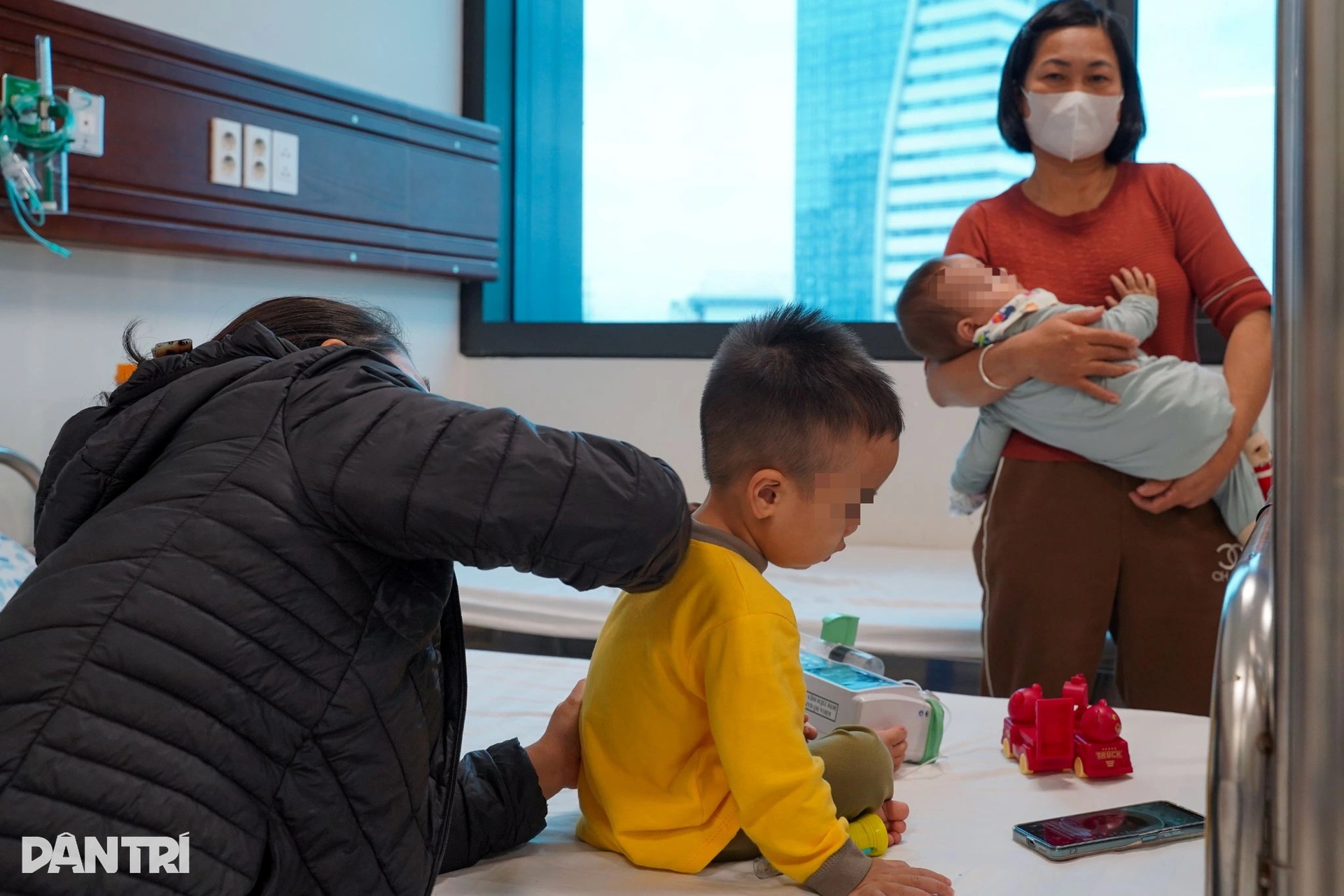 Hà Nội: Trẻ nhập viện vì cúm tăng vọt, bác sĩ căng mình ngăn biến chứng - 11