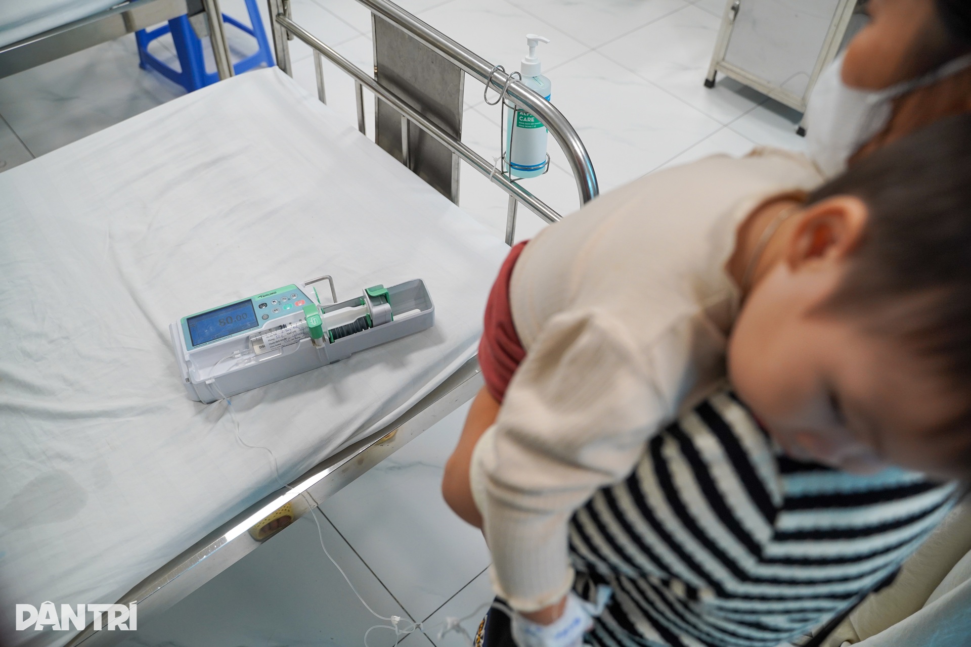 Hà Nội: Trẻ nhập viện vì cúm tăng vọt, bác sĩ căng mình ngăn biến chứng - 13