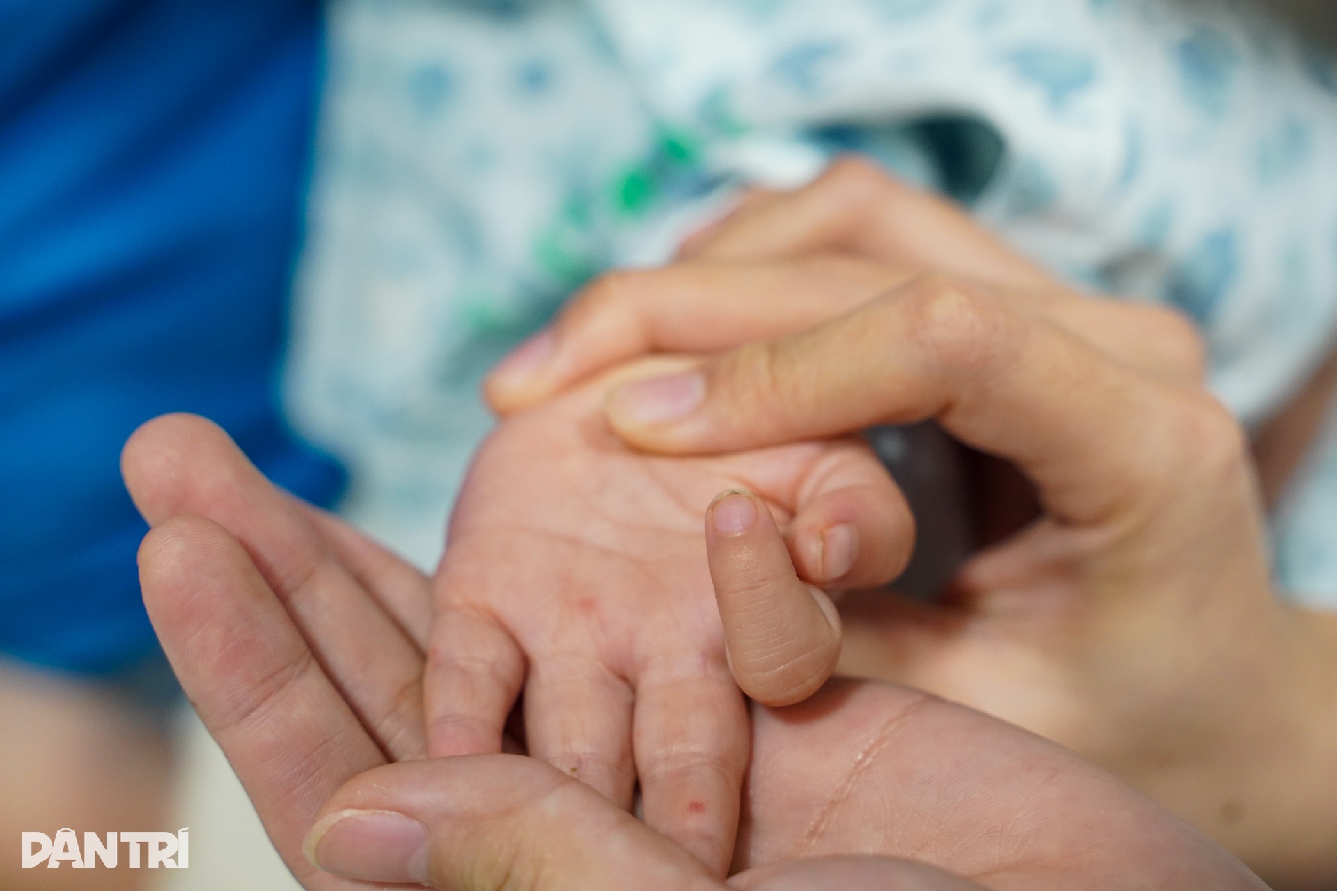 Hà Nội: Trẻ nhập viện vì cúm tăng vọt, bác sĩ căng mình ngăn biến chứng - 15