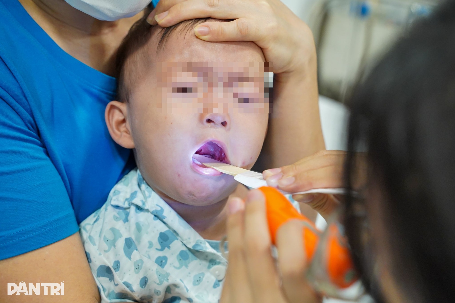 Hà Nội: Trẻ nhập viện vì cúm tăng vọt, bác sĩ căng mình ngăn biến chứng - 16