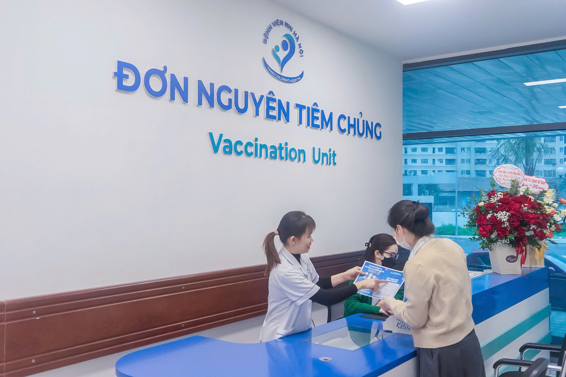 Hà Nội: Trẻ nhập viện vì cúm tăng vọt, bác sĩ căng mình ngăn biến chứng - 17