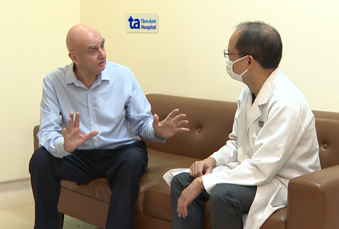 TS.BS Vũ Trường Khanh, Trưởng khoa Tiêu hóa - Gan mật - Tụy dặn dò người bệnh trước khi xuất viện. Ảnh: Bệnh viện cung cấp