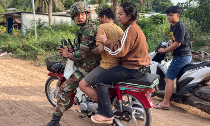 Binh sĩ Campuchia chở người dân rời một ngôi làng gần biên giới với Thái Lan ngày 12/11. Ảnh: AFP
