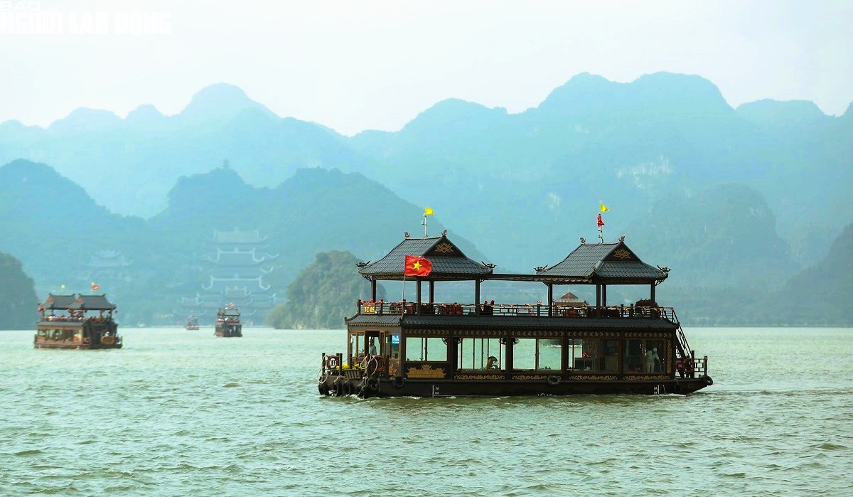 Du khách tới chiêm bái xá lợi Đức Phật tại chùa Tam Chúc được miễn phí xe điện, ăn chay - Ảnh 2.