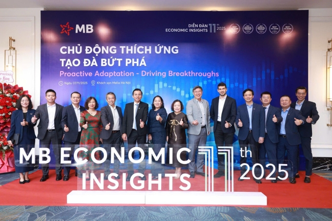Đại diện MB cùng các chuyên gia, khách mời, chụp ảnh lưu niệm. Ảnh: MB