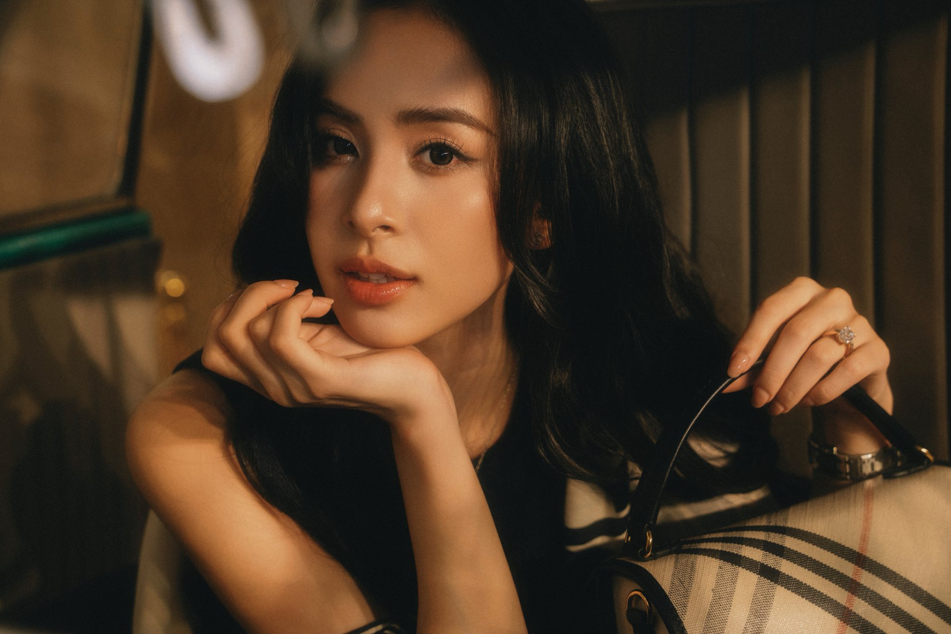 1763005322 304 Chan dung thieu gia Viet cuoi my nhan co nu