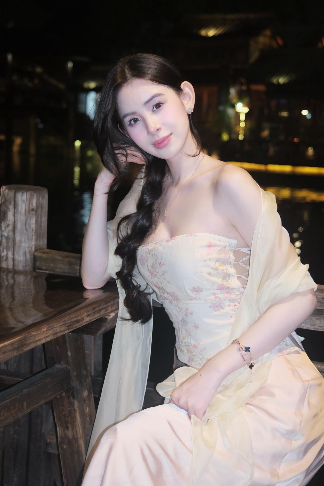1763005323 784 Chan dung thieu gia Viet cuoi my nhan co nu