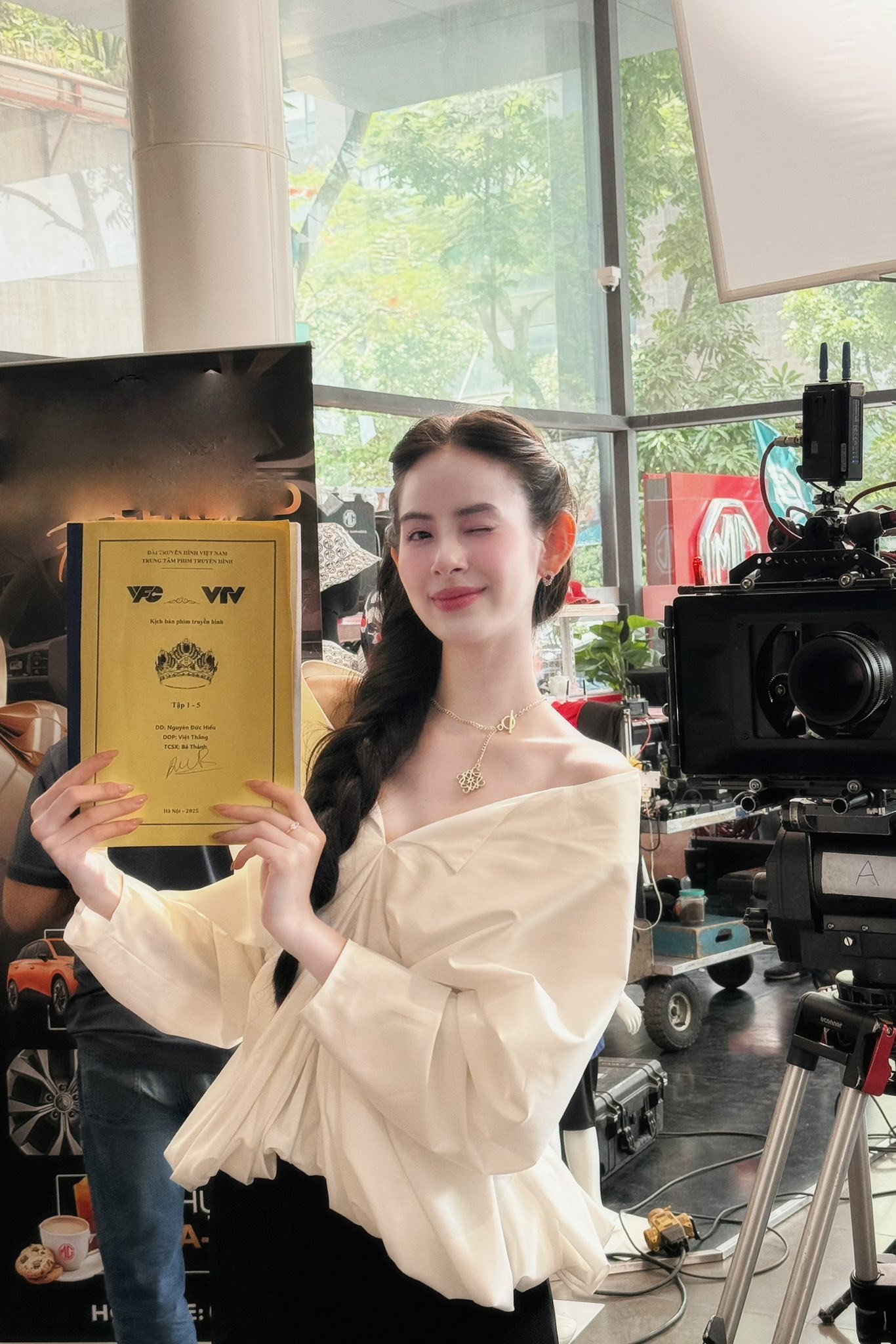 1763005324 281 Chan dung thieu gia Viet cuoi my nhan co nu