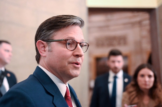 Chủ tịch Hạ viện Mike Johnson phát biểu ngày 12/11 bên ngoài hội trường. Ảnh: AFP