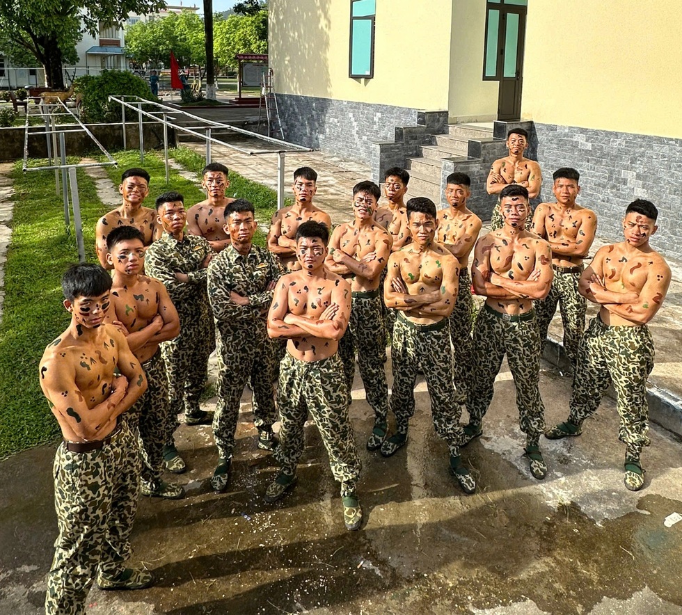 Thủ khoa đặc công nước kể 24 giờ thả trôi trên biển, vừa bơi vừa ăn cháo - 6