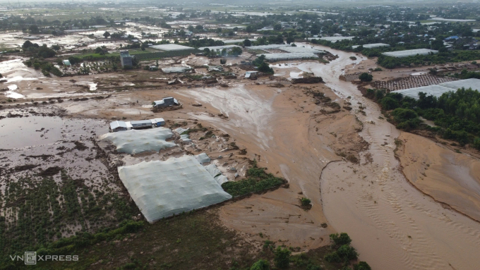 Khu vực hạ du dưới núi Tân Lai bị thiệt hại nặng nề sau sự cố vỡ hồ trên núi Tân Lai. Ảnh: Bùi Toàn