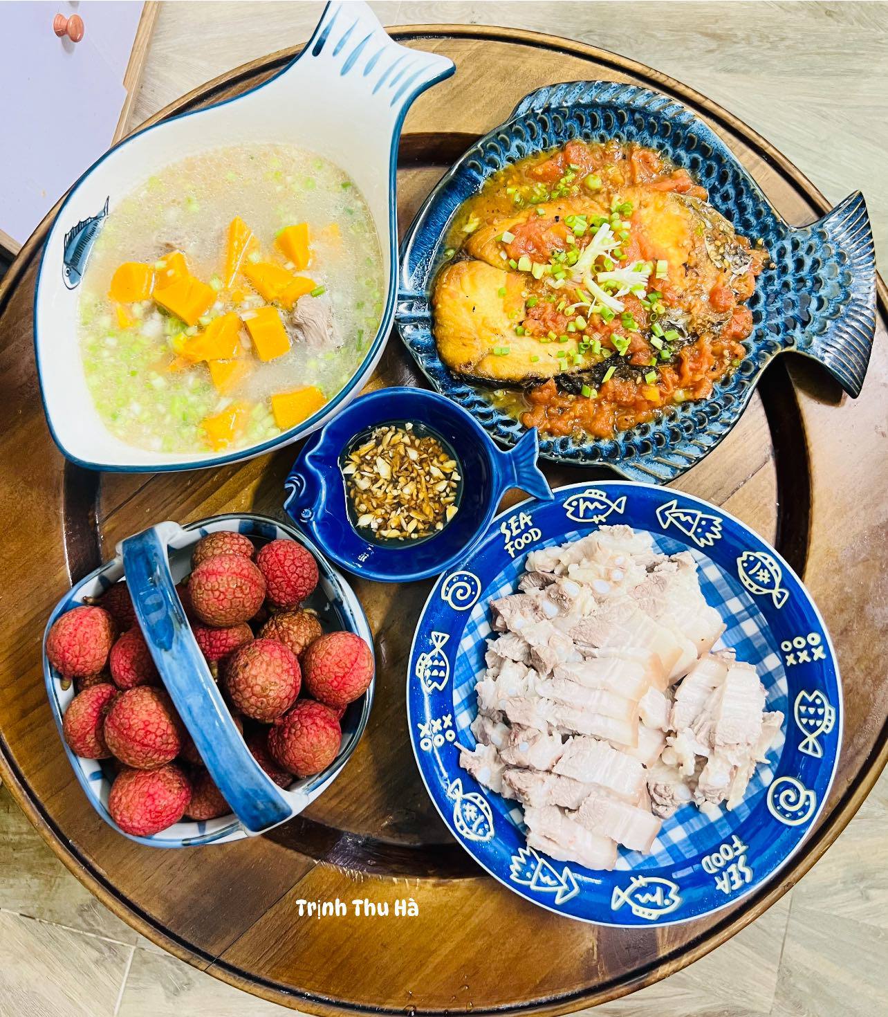 Canh sườn bí đỏ - Thịt ba chỉ luộc - Cá thu sốt cà chua - Vải