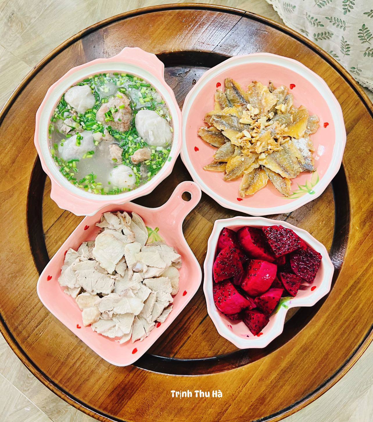 Canh khoai sọ nấu xương - Cá chỉ vàng rim mắm tỏi - Thịt luộc - Thanh long đỏ