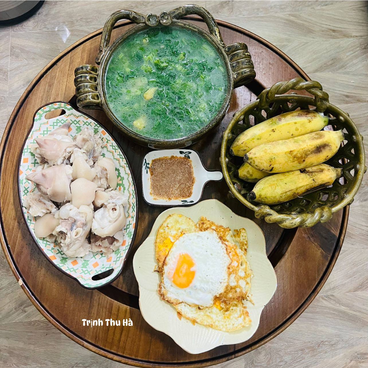 Canh cải thịt băm - Chân giò luộc - Trứng gà ốp la - Chuối chín