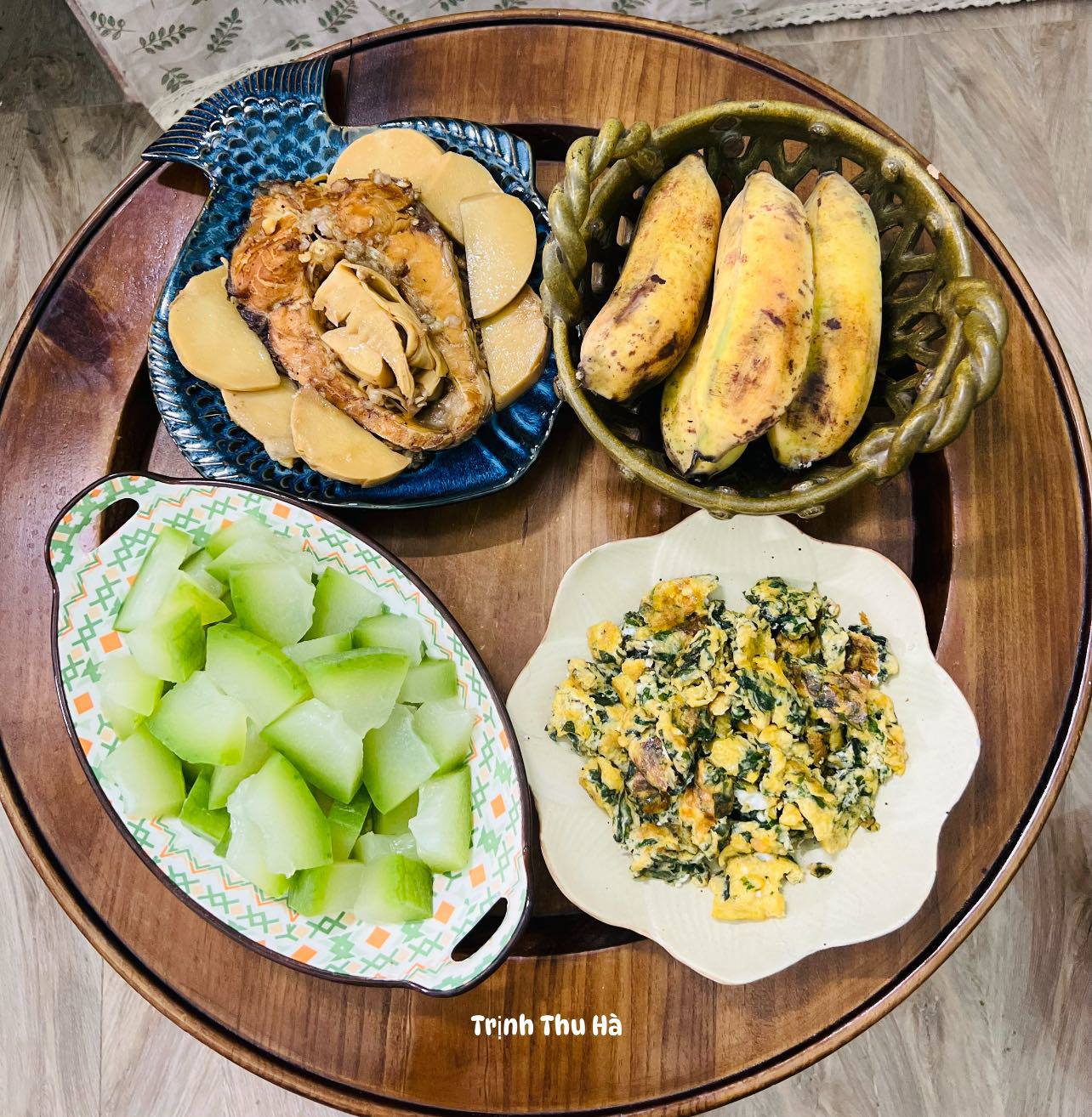 Bí xanh luộc - Cá trắm kho măng - Trứng xào lá lốt - Chuối chín