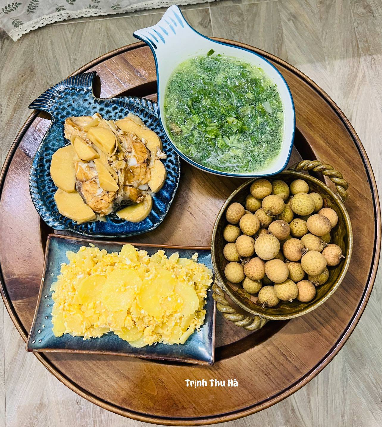 Canh cải thịt băm - Cá trắm kho măng - Khoai tây xào trứng - Nhãn