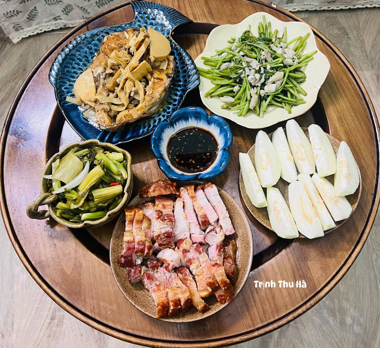 Cá trắm kho măng - Rau lang xào tỏi - Thịt quay - Dưa chua - Ổi