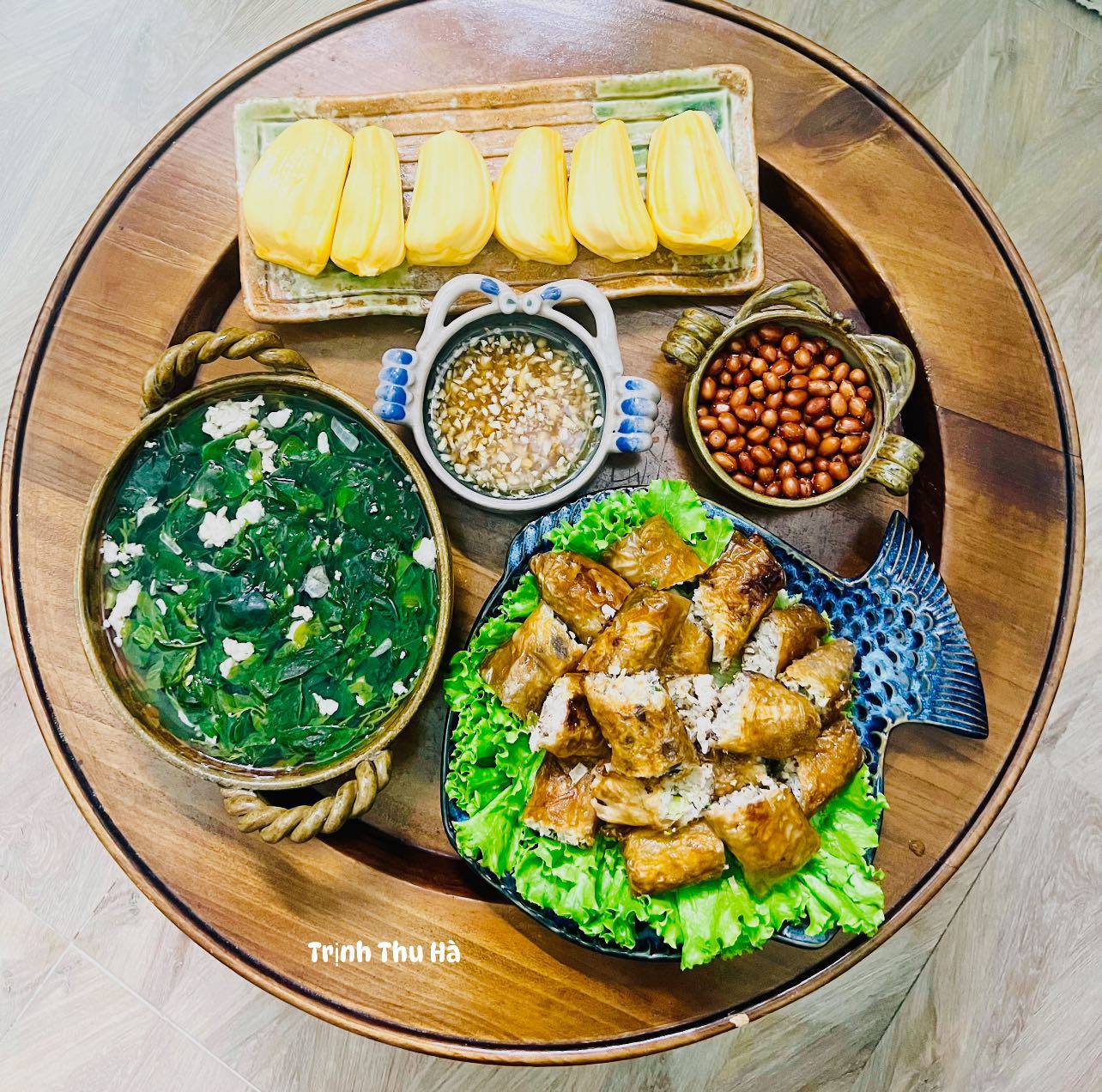 Canh rau ngót thịt băm - Nem rán - Lạc rang - Mít 