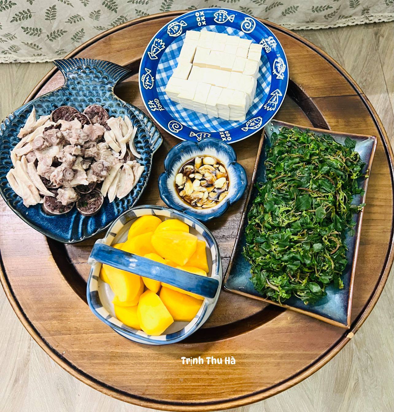 Rau rền cơm luộc - Đậu phụ luộc - Lòng dồi luộc - Hồng giòn