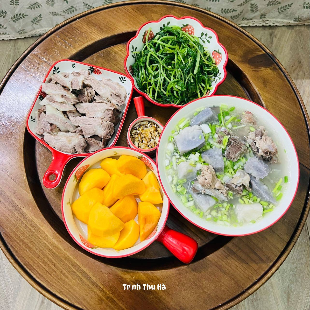 Canh xương khoai môn - Rau cải luộc - Thịt luộc - Hồng giòn