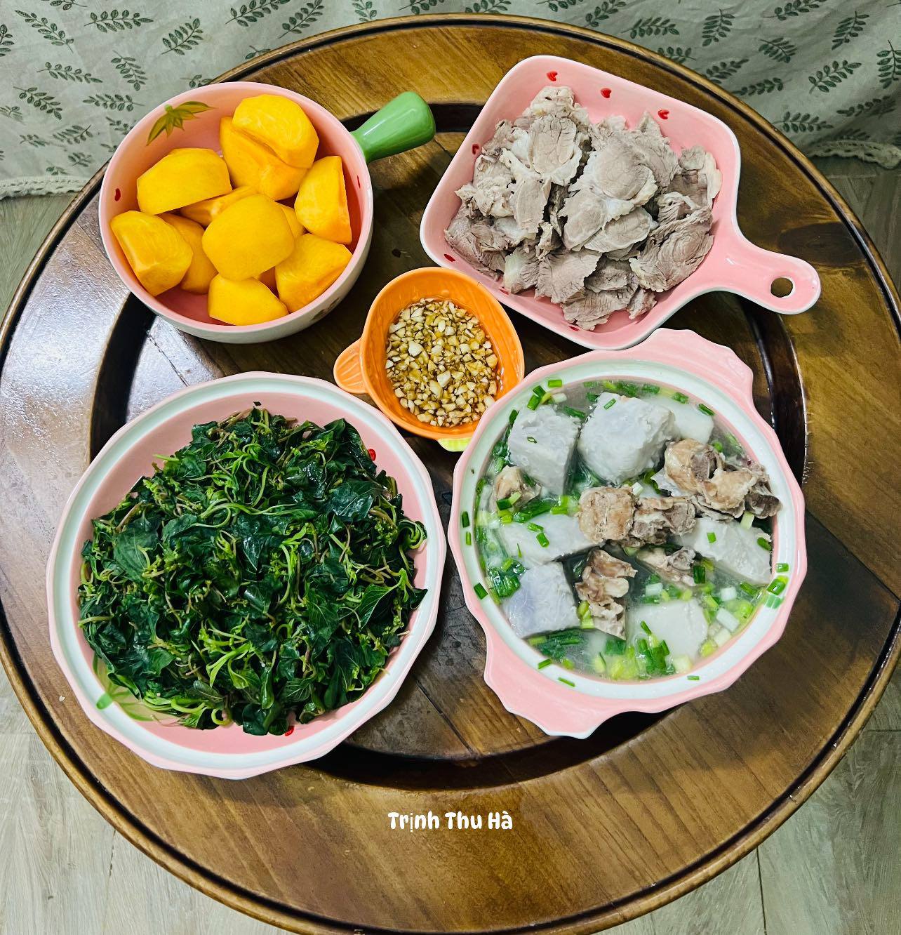 Canh xương khoai môn - Rau dền cơm luộc - Thịt luộc - Hồng giòn