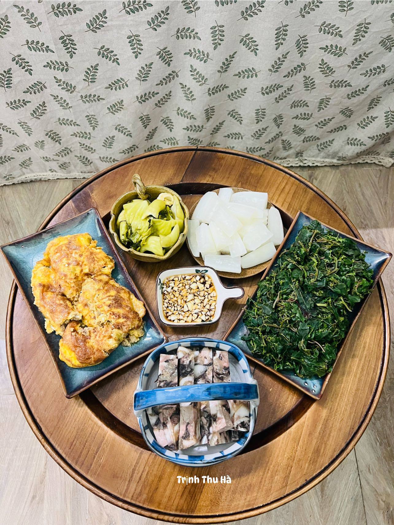 Rau dền cơm luộc - Giò mỡ - Trứng tráng pate - Củ cải luộc - Dưa chua