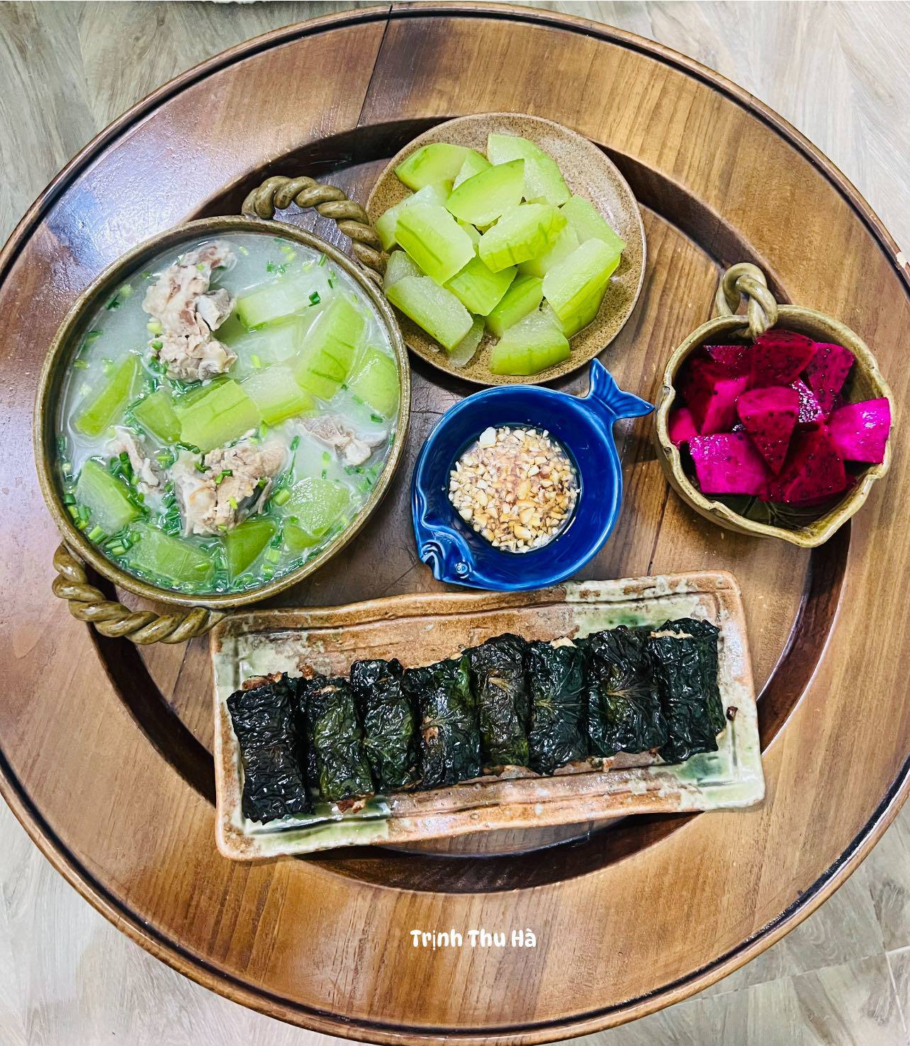 Canh xương bí xanh - Chả lá lốt - Thanh long đỏ