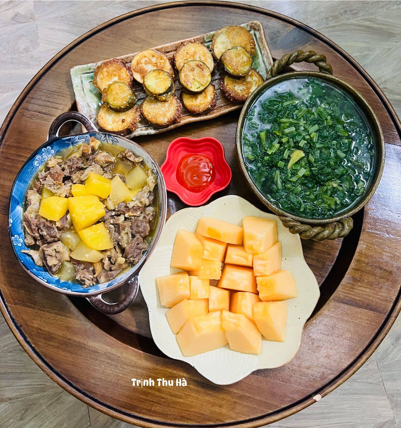 Canh sườn bò hầm khoai tây - Canh cải - Cà tím chiên giòn - Dưa lưới