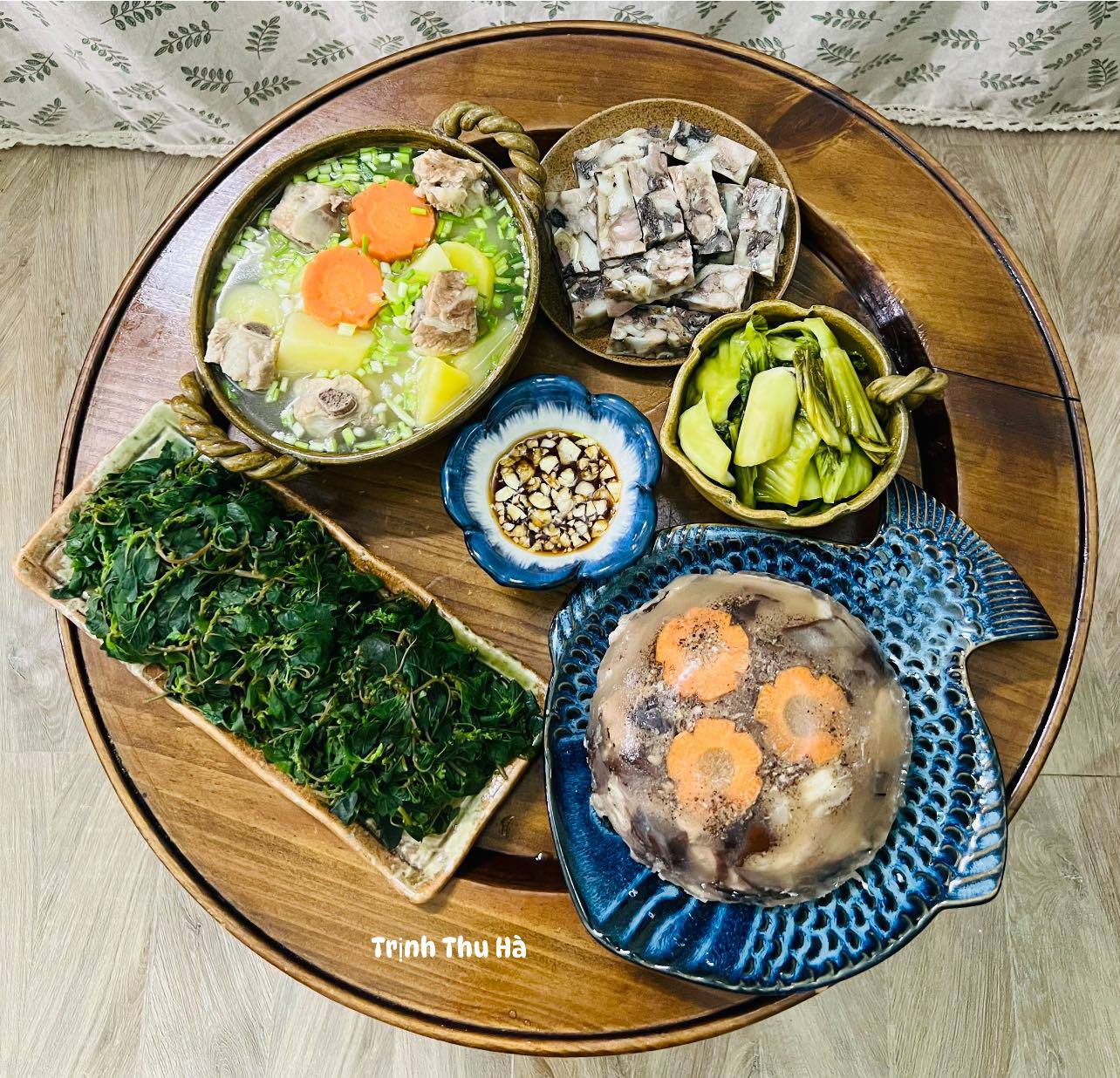 Thịt đông - Dưa chua - Giò mỡ - Canh xương khoai tây cà rốt - Rau dền cơm luộc