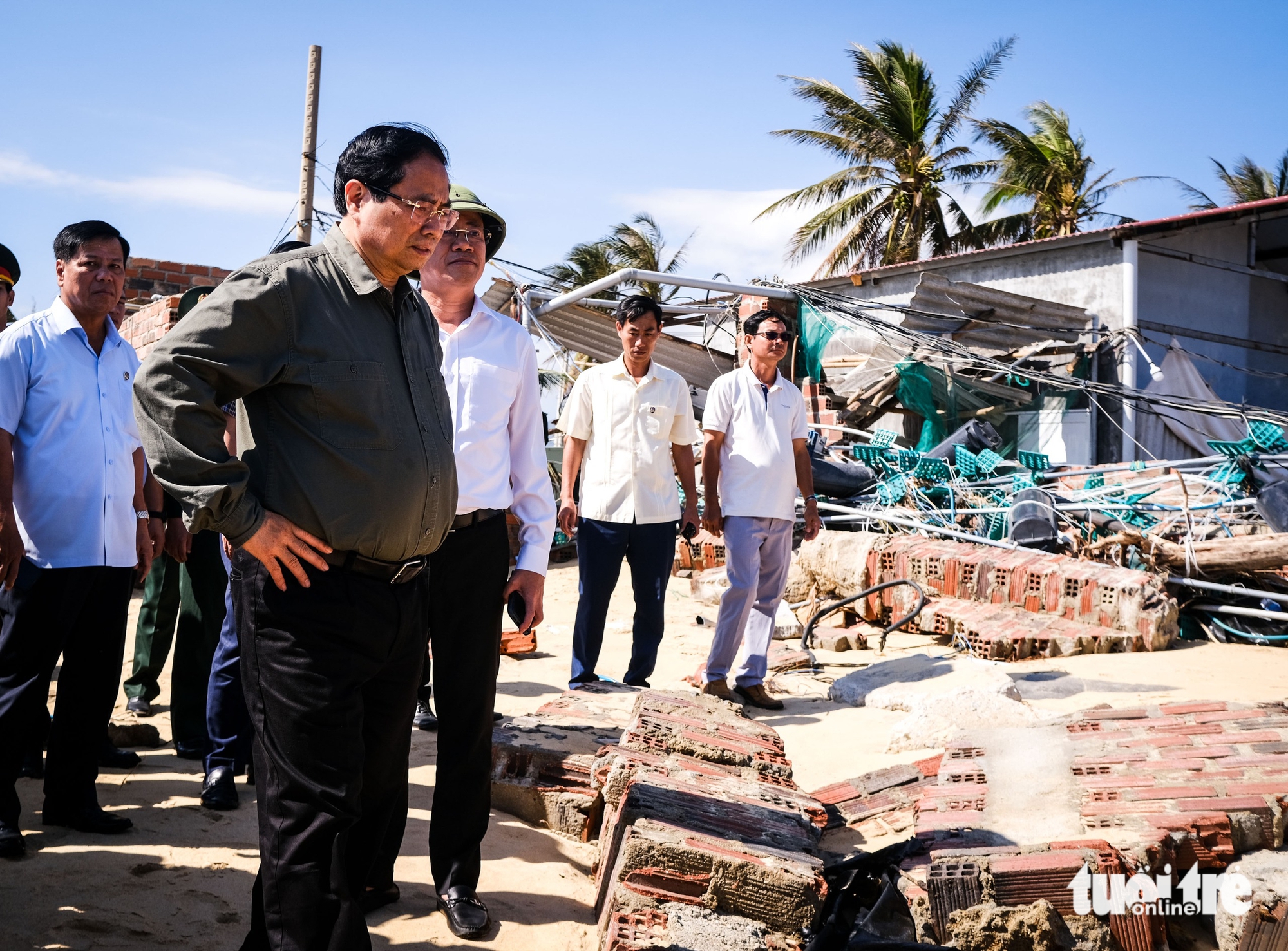 Thăm vùng tâm bão số 13, Thủ tướng Phạm Minh Chính chỉ đạo xây lại nhà cho dân - Ảnh 2.