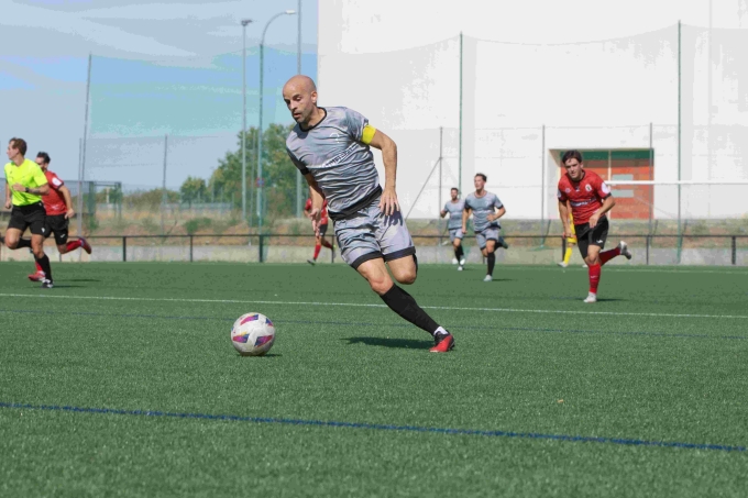 Đội trưởng Sergio Garcia đi bóng trong một trận đấu của FC Noname. Ảnh: Marca