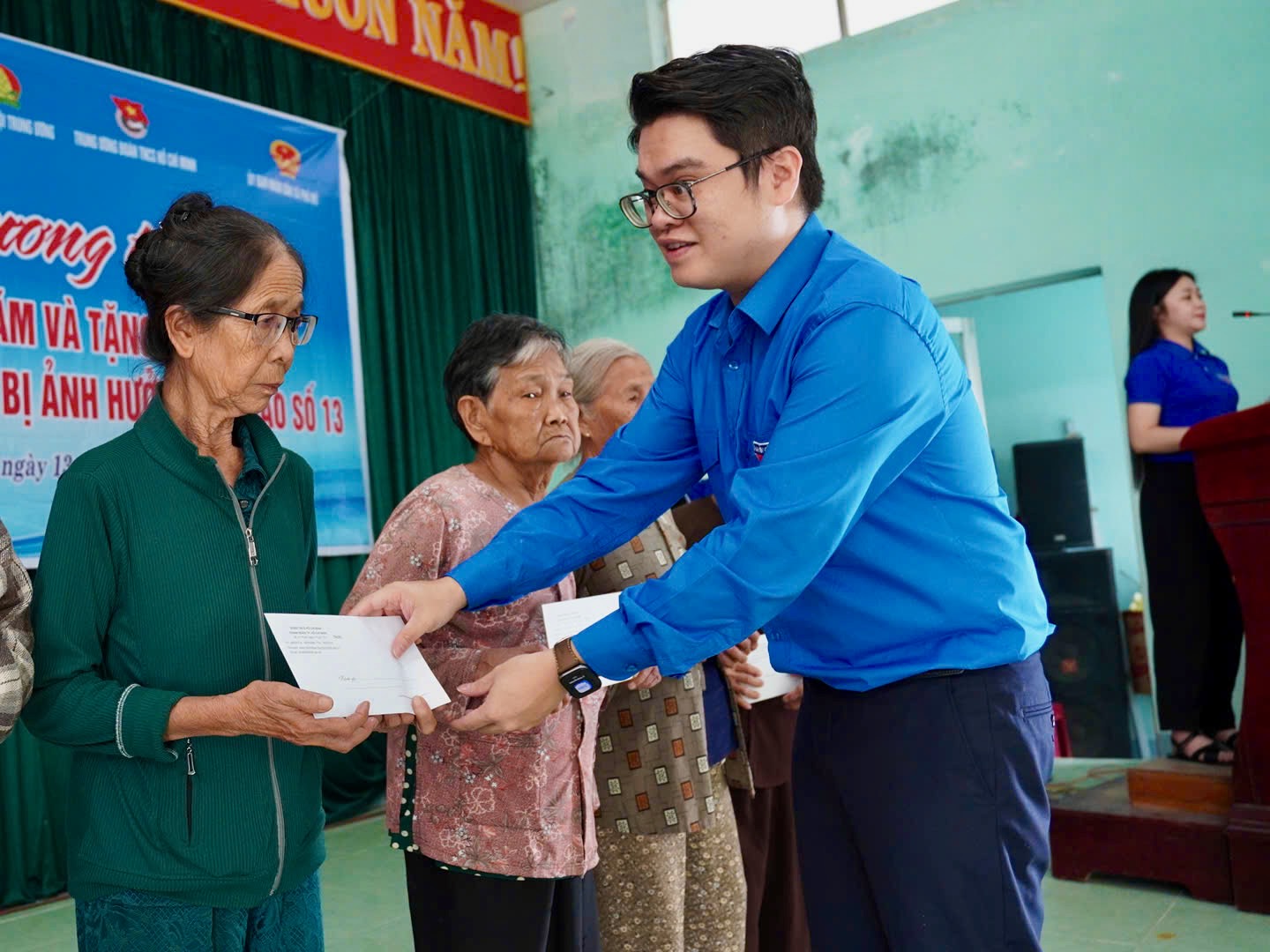 Trung ương Đoàn thăm và tặng quà cho người dân bị ảnh hưởng bởi bão lũ tại Đắk Lắk - Ảnh 5.
