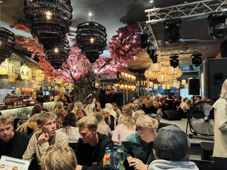 Nhà hàng đông kín thực khách