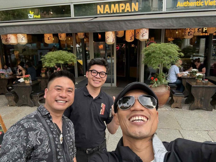 Anh Tuân (bên trái), anh Lực (giữa) chụp ảnh kỷ niệm cùng ca sĩ Phạm Anh Khoa trước cửa nhà hàng