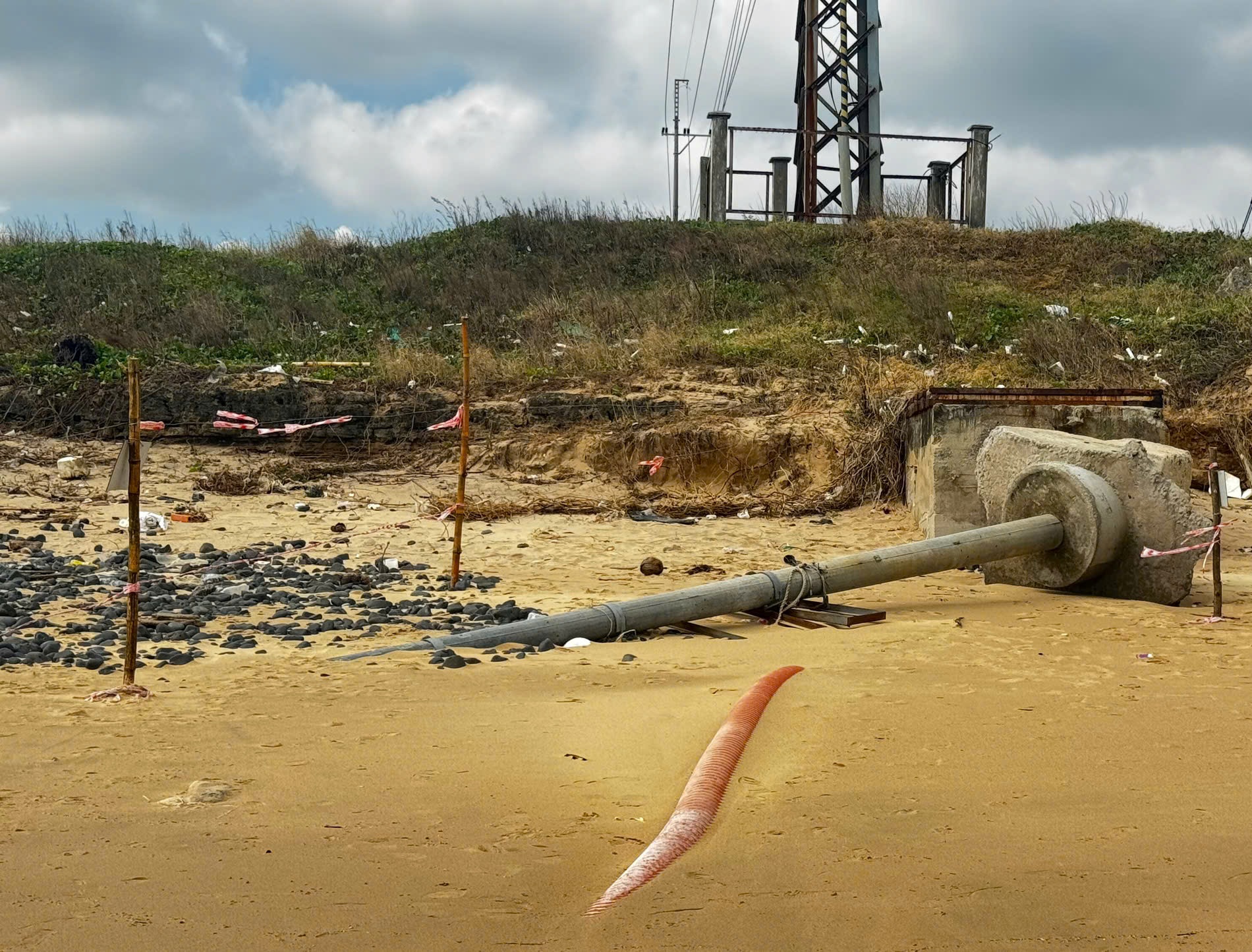 Cáp ngầm xuyên biển cấp điện cho đảo Lý Sơn bị triều cường gây sạt lở, lộ thiên 2 cáp ngầm - Ảnh 3.