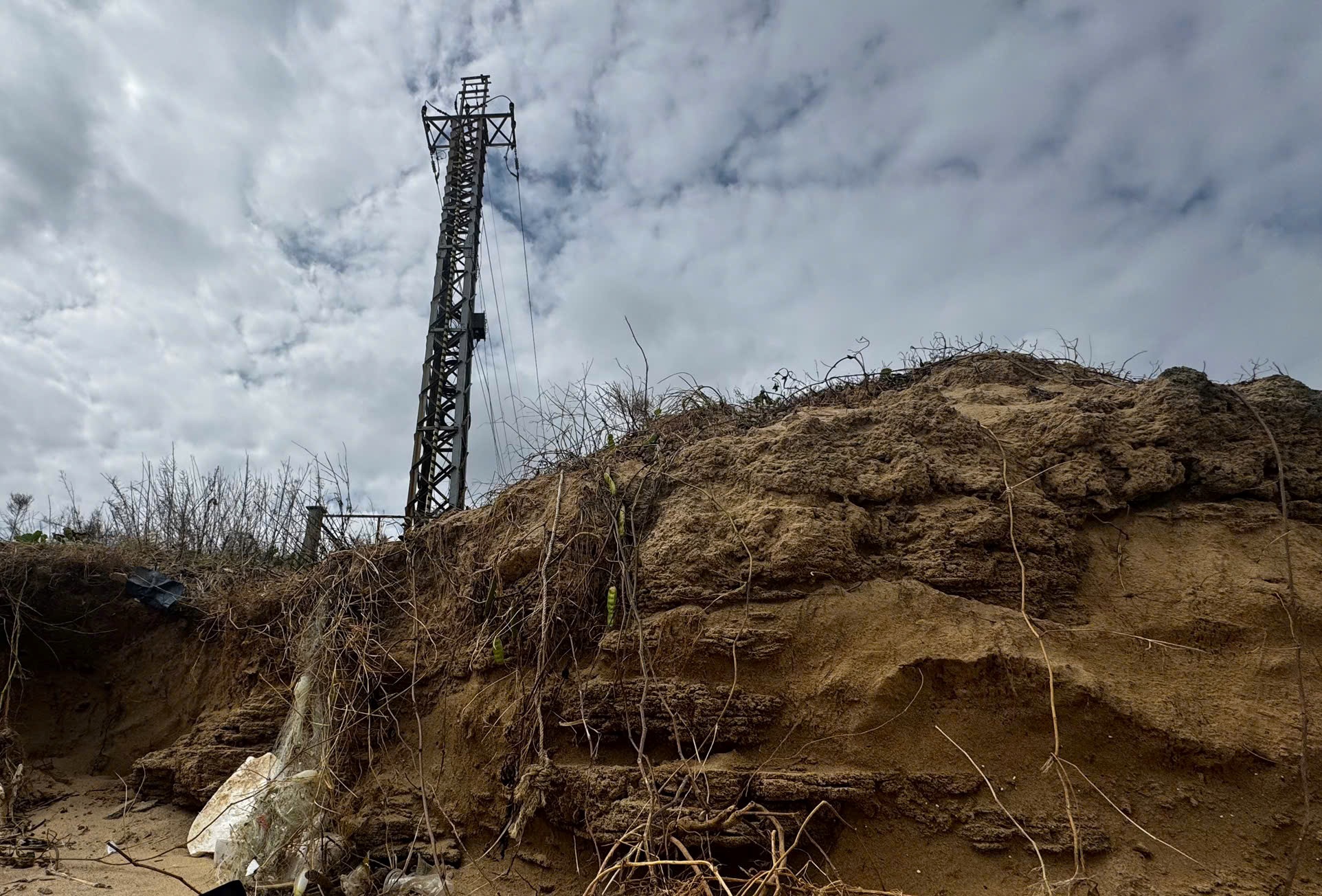 Cáp ngầm xuyên biển cấp điện cho đảo Lý Sơn bị triều cường gây sạt lở, lộ thiên 3 cáp ngầm - Ảnh 4.