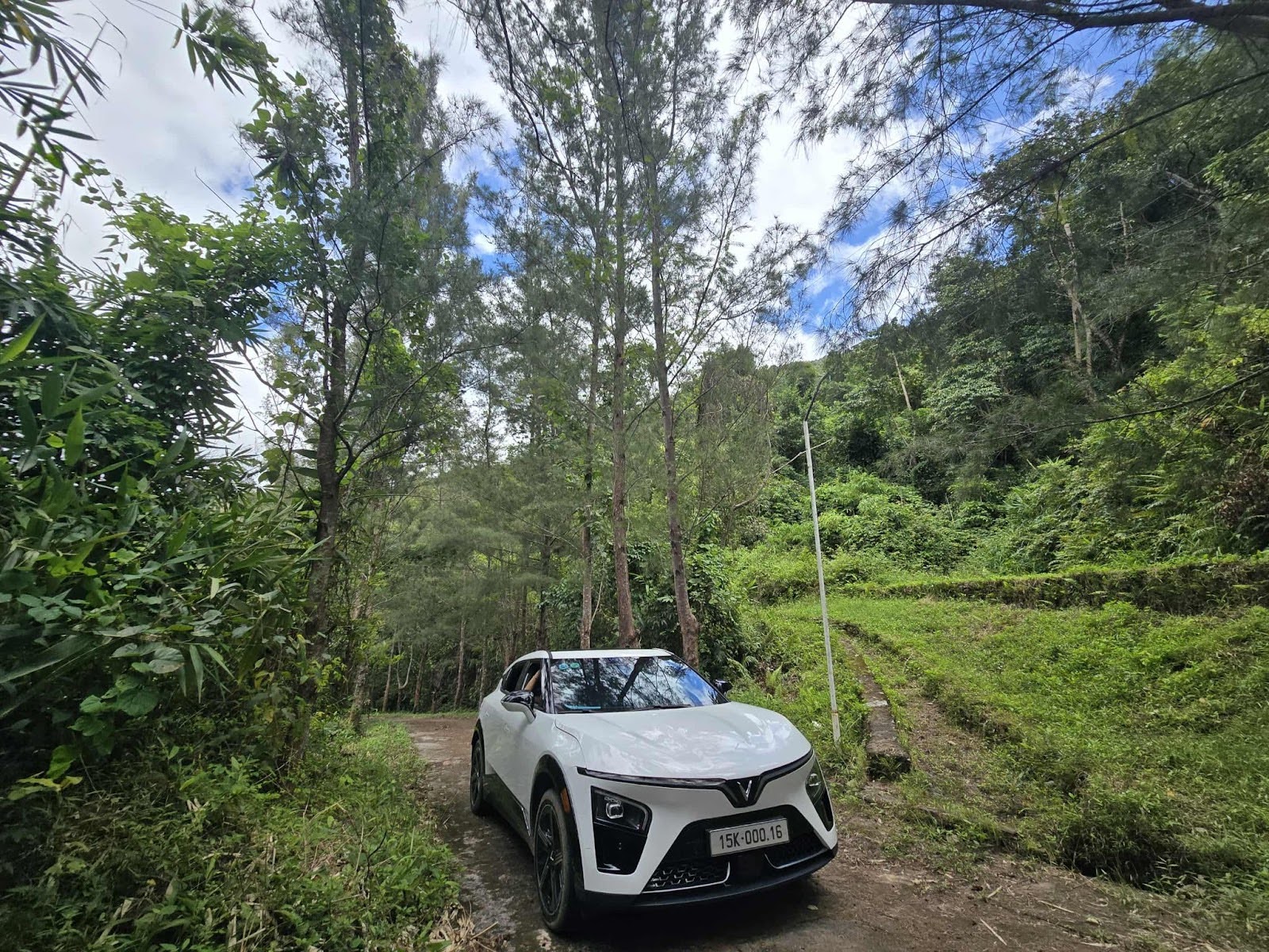 Gần chục đời xe xăng dầu chuyển sang xe điện là yêu ngay lập tức: 'Lái hay như BMW, bán lại không lo lỗ'- Ảnh 3.