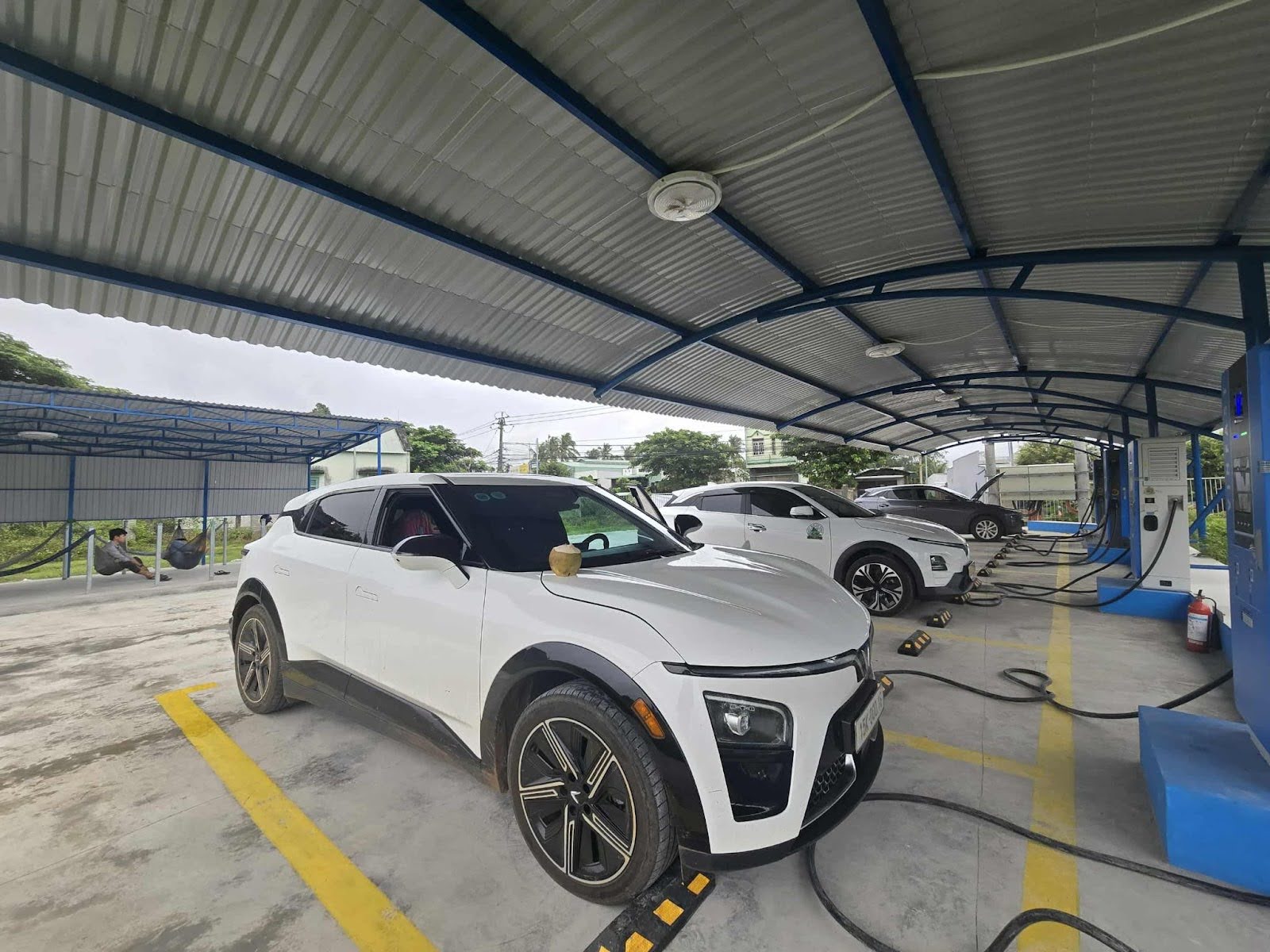 Gần chục đời xe xăng dầu chuyển sang xe điện là yêu ngay lập tức: 'Lái hay như BMW, bán lại không lo lỗ'- Ảnh 5.