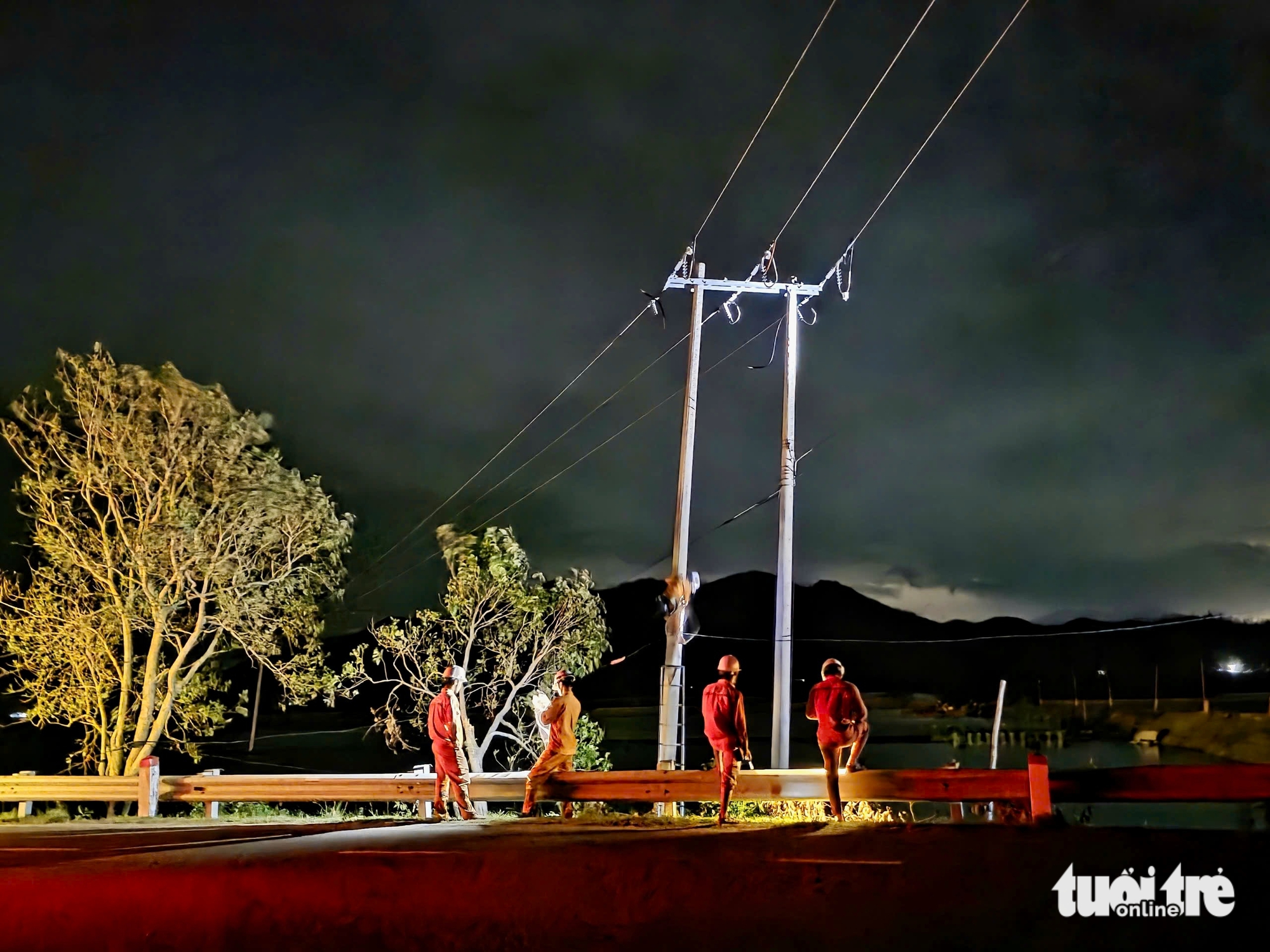 Muôn kiểu sống chung với mất điện của người dân vùng bão phía đông Đắk Lắk - Ảnh 4. Muôn kiểu sống chung với mất điện của người dân vùng bão phía đông Đắk Lắk - Ảnh 4.