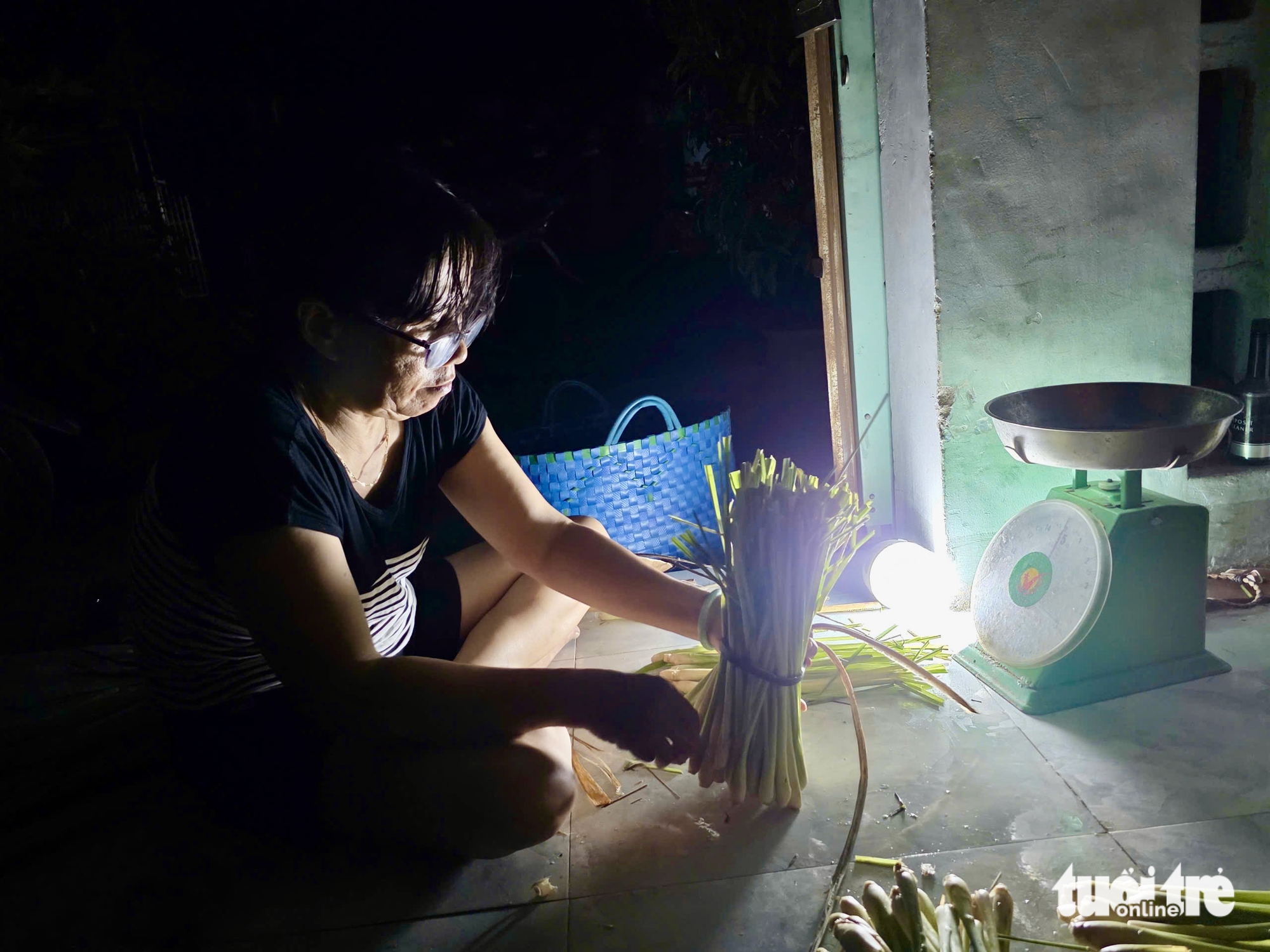 Muôn kiểu sống chung với mất điện của người dân vùng bão phía đông Đắk Lắk - Ảnh 6. Muôn kiểu sống chung với mất điện của người dân vùng bão phía đông Đắk Lắk - Ảnh 6.