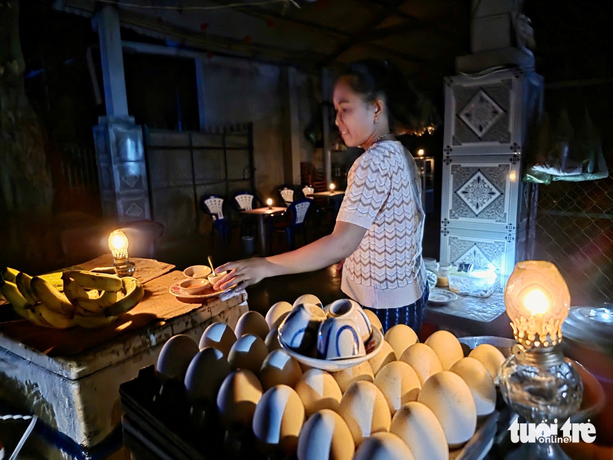 Muôn kiểu sống chung với mất điện của người dân vùng bão phía đông Đắk Lắk - Ảnh 7. Muôn kiểu sống chung với mất điện của người dân vùng bão phía đông Đắk Lắk - Ảnh 7.