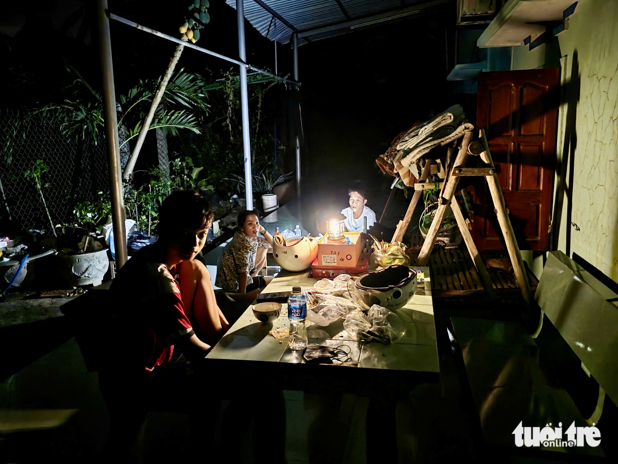 Muôn kiểu sống chung với mất điện của người dân vùng bão phía đông Đắk Lắk - Ảnh 8. Muôn kiểu sống chung với mất điện của người dân vùng bão phía đông Đắk Lắk - Ảnh 8.