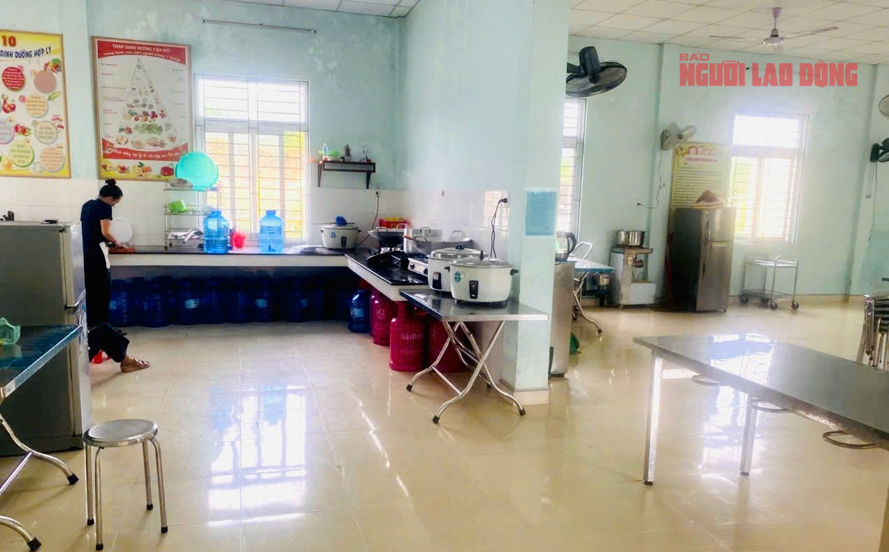 Vụ 40 học sinh ngộ độc ở Quảng Trị: Lộ điều bất thường từ cơ sở cung cấp thực phẩm- Ảnh 2.