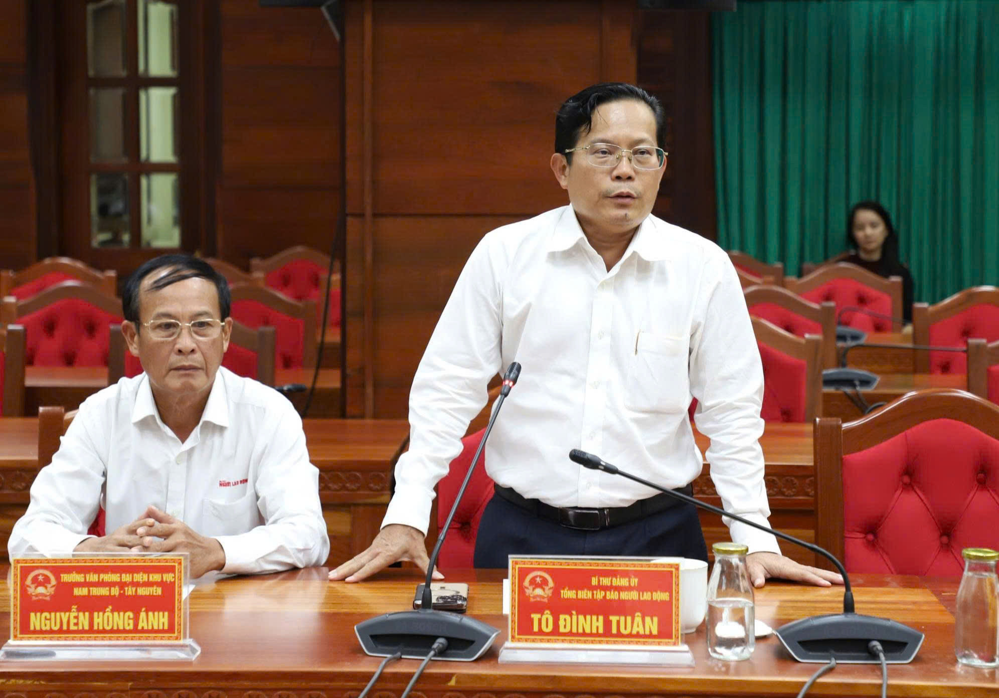 Báo Người Lao Động hỗ trợ Đắk Lắk 700 triệu đồng khắc phục hậu quả mưa bão - Ảnh 2.