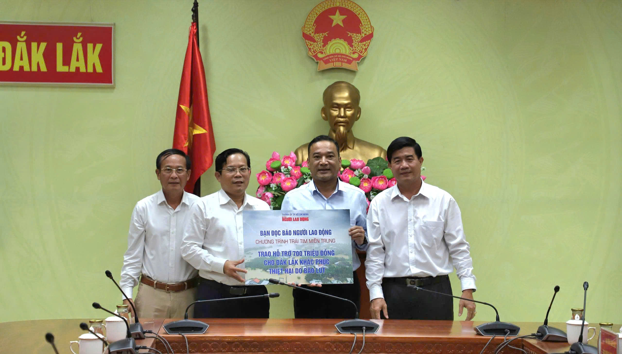 Báo Người Lao Động hỗ trợ Đắk Lắk 700 triệu đồng khắc phục hậu quả mưa bão - Ảnh 4.