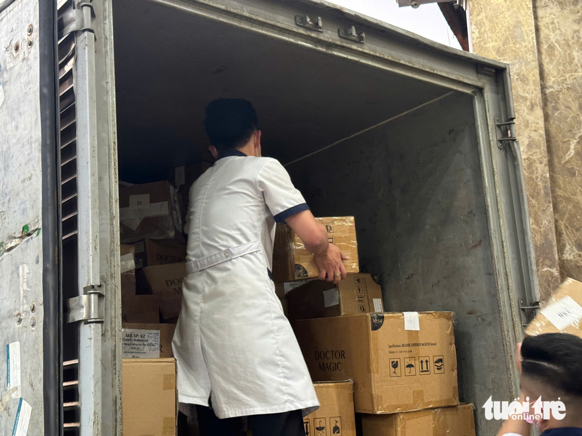 Hình ảnh cảnh sát đưa hàng trăm thùng giấy tại thẩm mỹ viện Mailisa lên xe tải - Ảnh 6.