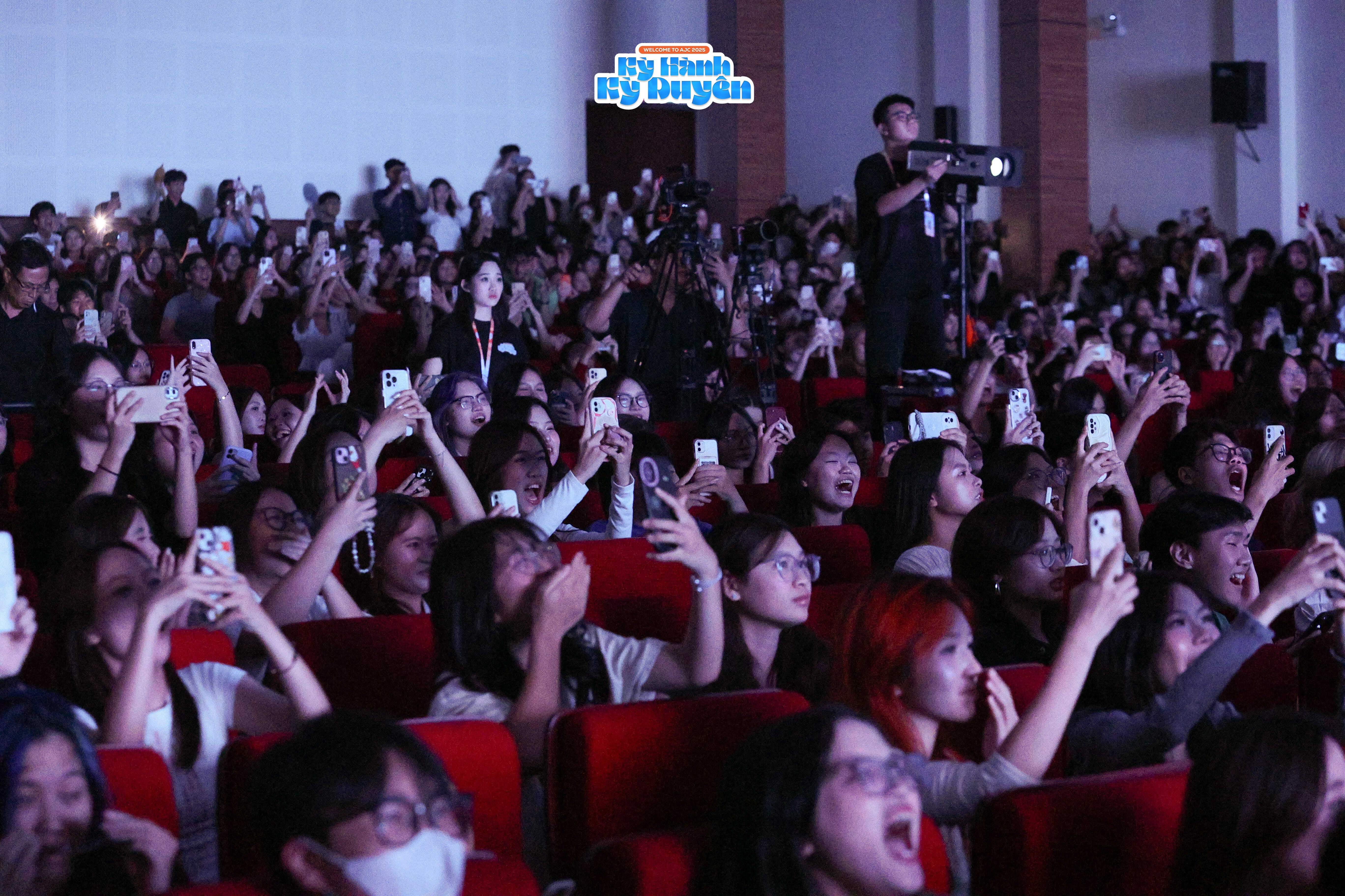 Cả khán phòng đồng loạt hòa giọng theo từng giai điệu của “Vỗ tay”. 