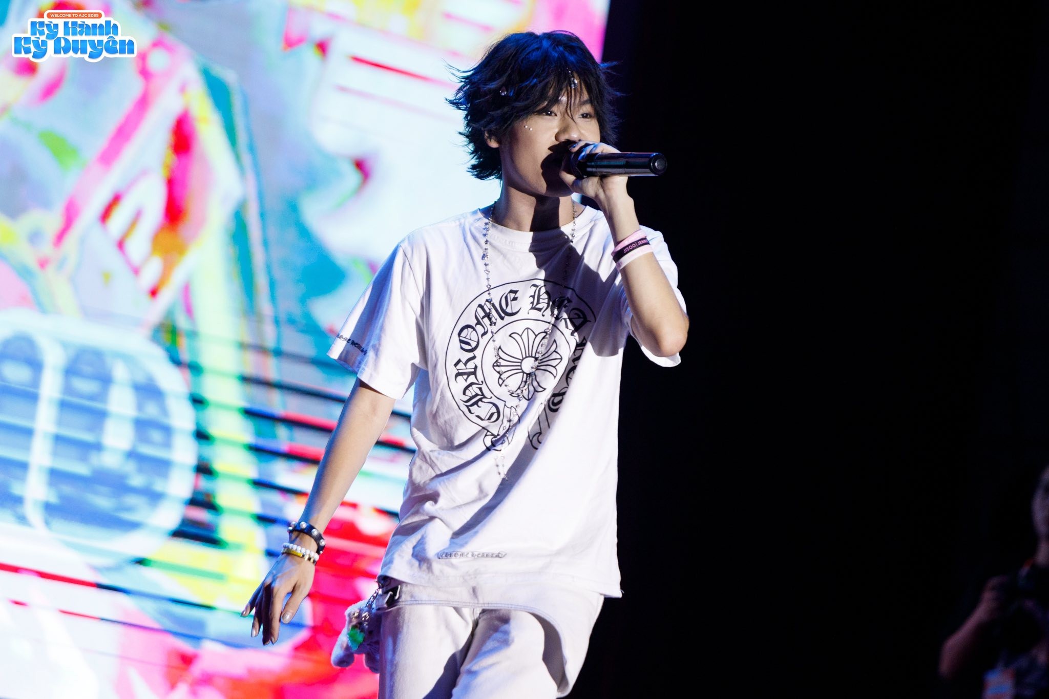 VCC LEFT HAND khuấy động cả hội trường bằng những bản hit “EZ”, “Phi tiêu”, “BIGTEAM BIGDREAM”, “Lượn lờ làm wen”.