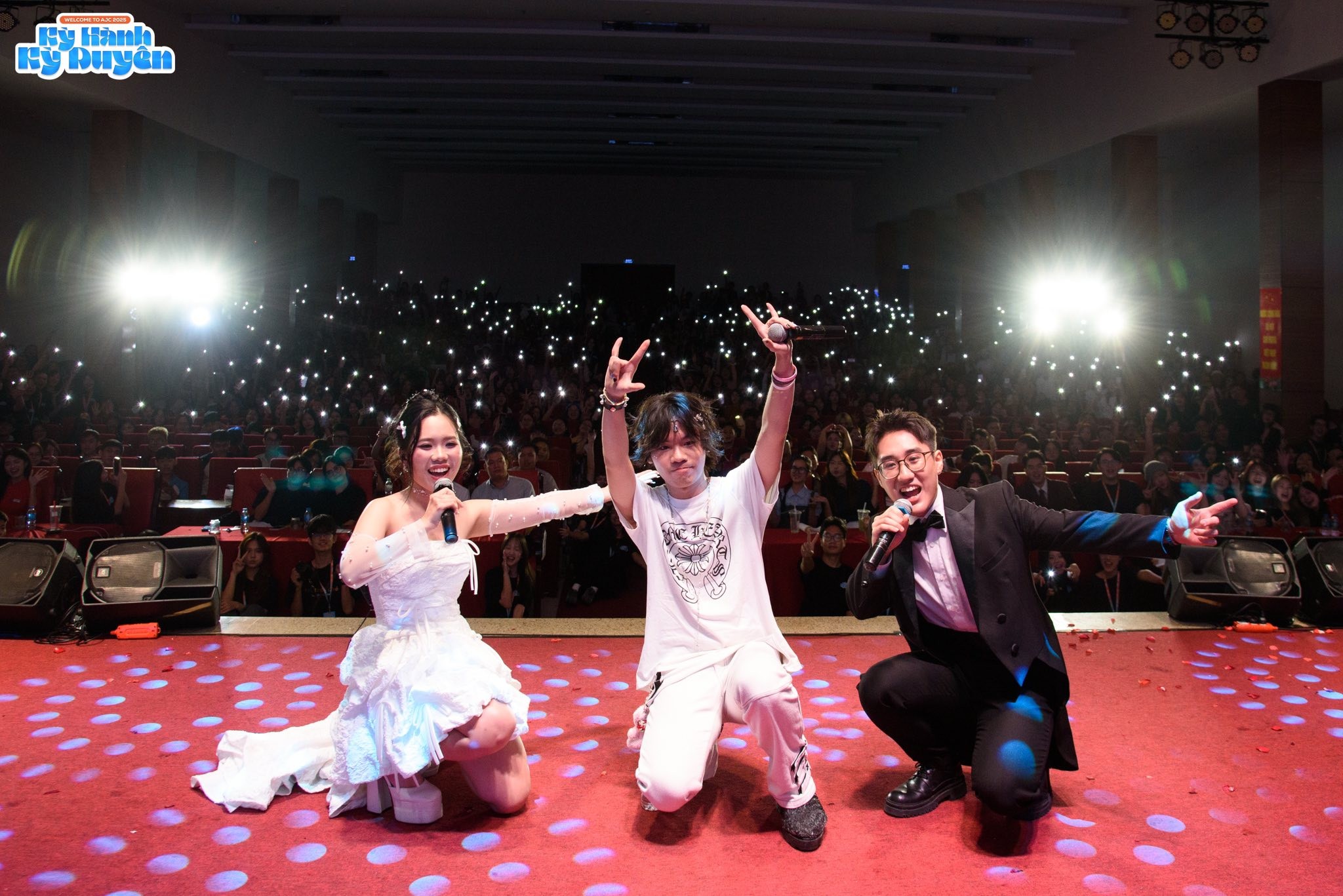 Nam rapper dành tặng tân sinh viên trường Báo một sản phẩm sắp được ra mắt “Anh thích có cơn mưa tí tách”.