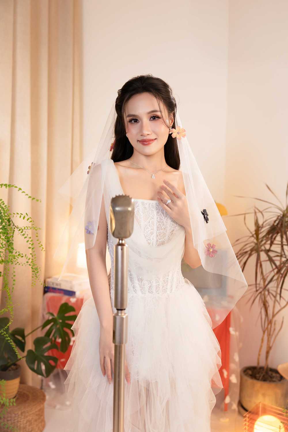 Cô đắt show đám cưới từ đây đến cuối năm.
Cô đắt show đám cưới từ đây đến cuối năm.